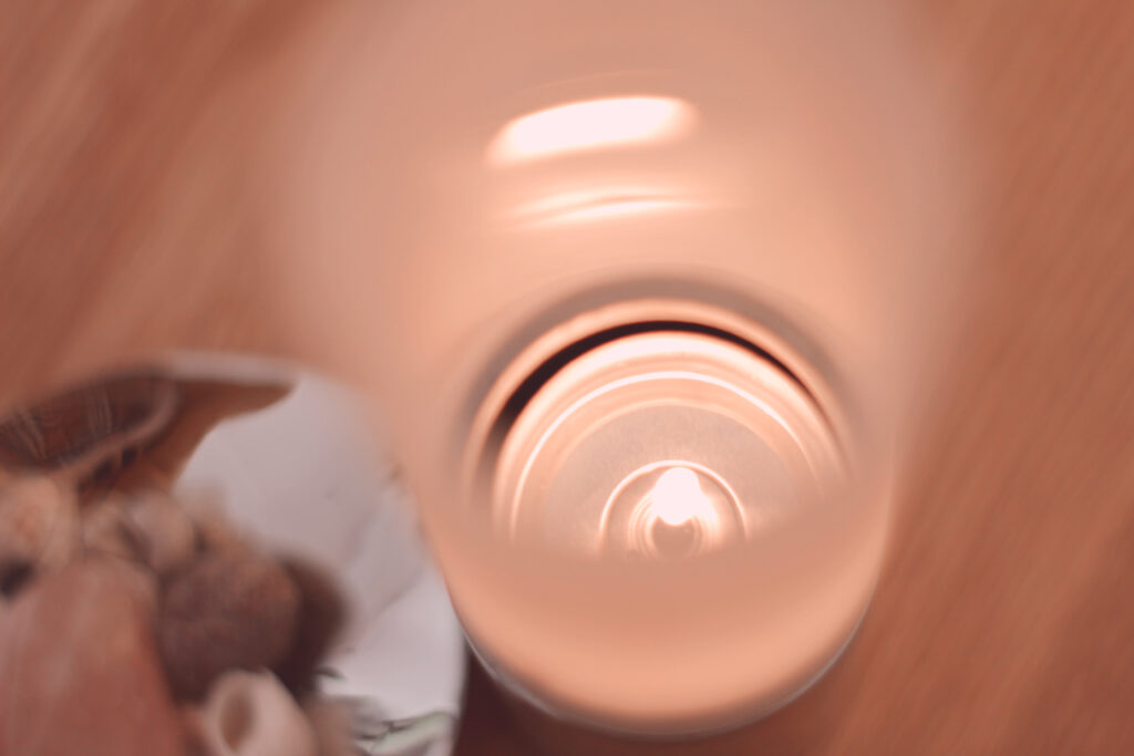 Blick auf eine Teelichtflamme von oben