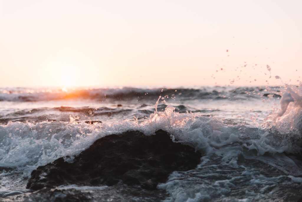 Meereswellen vor dem Sonnenuntergang